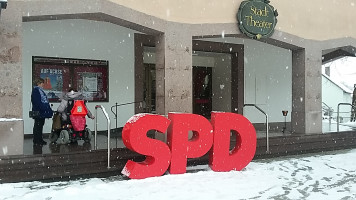 SPD-Buchstaben vor dem Stadttheater