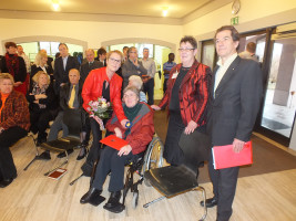 Ilona Böse ehrt Inge Hecht, rechts: Gillian Pal (AsF) und Klaus Barthel, MdB