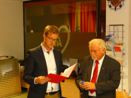 Dominik Hey verliest den Ehrenbrief, der vom Bundes-, Landes- und Ortsvorsitzenden unterschrieben wurde