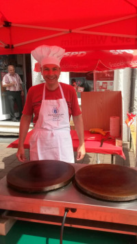 Unser Küchenchef Harald Mansi an den Crêpeseisen