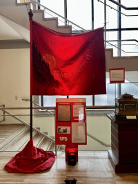 Die frisch restaurierte Traditionsfahne der SPD von 1909