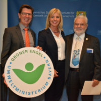 Verleihung Grüner Engel, Horst Martin, 2. Bürgermeister Weilheim, mit dem Logo, Umweltministerin Scharf und der Presiträger Johann Heilböck