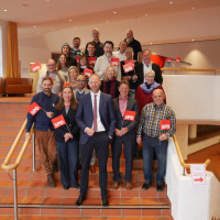 Felix Henkel (Mitte) umringt von den SPD-Kandidatinnen und -Kandidaten