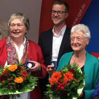 Beate Oehmann, Ingrid Radzuhn, Dominik Hey bei der Verleihung der Willy-Brandt-Medaille